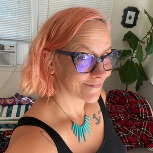 Meet your Posher, Carlye